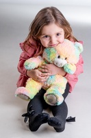 Snílek medvěd duhový plyš 40cm na baterie se světlem se zvukem