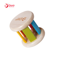 Chrastítko válec dřevo/kov 7x7cm 6ks v boxu 6m+