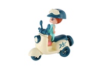 Panenka se skútrem plast 9cm s helmou 4 barvy na kartě 18x25x5cm