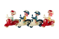 Panenka se skútrem plast 9cm s helmou 4 barvy na kartě 18x25x5cm