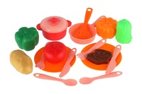 Sada nádobí v ošatce plast s doplňky v síťce 20x20x7cm