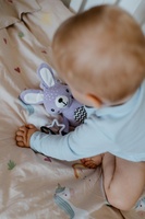 Zajíček/Zajíc babyted chrastítko plyš 30cm závěs na postýlku/kočárek na kartě v sáčku 0m+