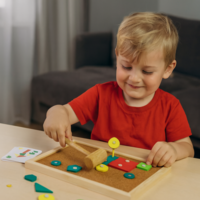 Korková zatloukačka created dřevo s doplňky v krabici 33x24x4,5cm