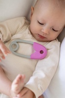 Chrastítko špendlík plast 12cm růžovošedé 12x19cm v sáčku 0m+