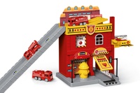 Hasičská stanice s autíčky 2ks + doplňky plast v krabici 28x24cm