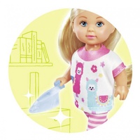 Panenka Evička pracuje doma