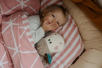 Ovečka uspávačka/usínáček projektor plyš/plast 35x22cm na baterie se zvukem,světlem